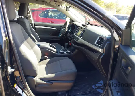 2018 Toyota Highlander Le/Le Plus z USA, uszkodzony, nr VIN 5TDBZRFH3JS871103